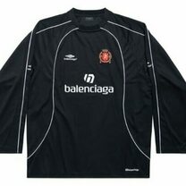 バレンシアガ、サッカーに着想を得たコレクションを発表　ロングスリーブTシャツやソックスなど