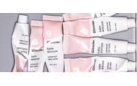 Glossier takes its first steps in Europe through Net-à-Porter