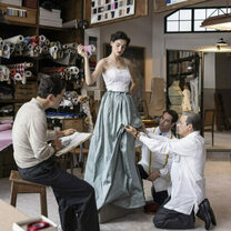 Da Balenciaga à Dior: séries de TV celebram a alta costura