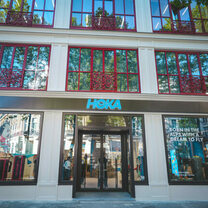 Regarder la vidéo Hoka ouvre son premier magasin à Paris