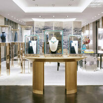 Группа LVMH вновь открывает легендарный магазин Tiffany в Нью-Йорке