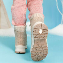 Ботинки, сапоги до колена и валенки признаны самой популярной зимней обувью в России