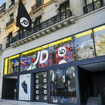 JD Sports acaba de abrir nos Champs-Élysées com On e Salomon em obras