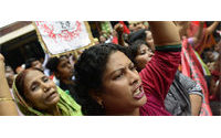 Un centenar de heridos en nuevas protestas de trabajadores del sector textil en Dacca