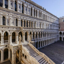 Max Mara anuncia desfile Cruise 2025 no Palácio Ducal de Veneza