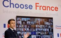 Emmanuel Macron promet aux patrons étrangers de continuer à réformer