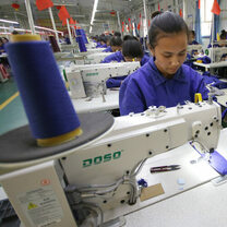 Gli USA vietano le importazioni da 26 aziende tessili cinesi legate alla provincia dello Xinjiang