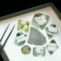 Le gant russe du diamant suspend ses ventes alors que les prix sont en chute libre